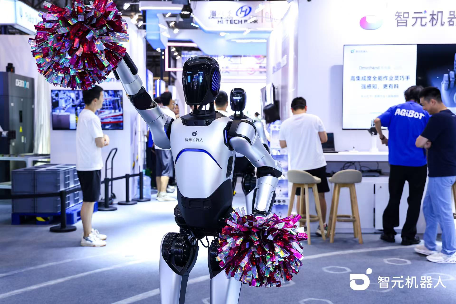 米蘭機器人 WAIC 首日展臺火爆，機器人家族集體打工忙不停